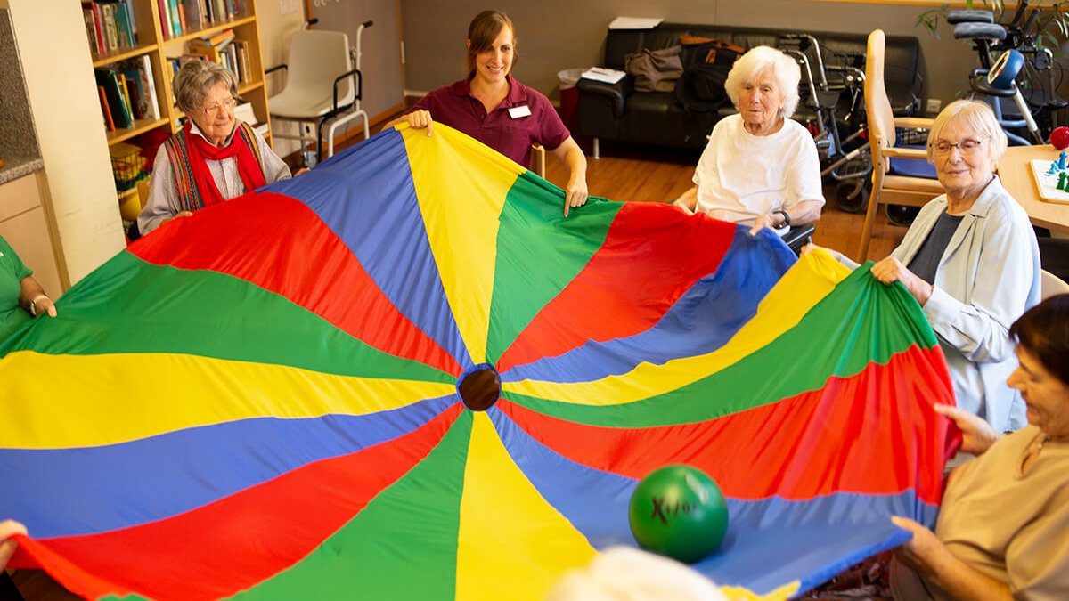 Gruppentherapie mit Tuch und Ball